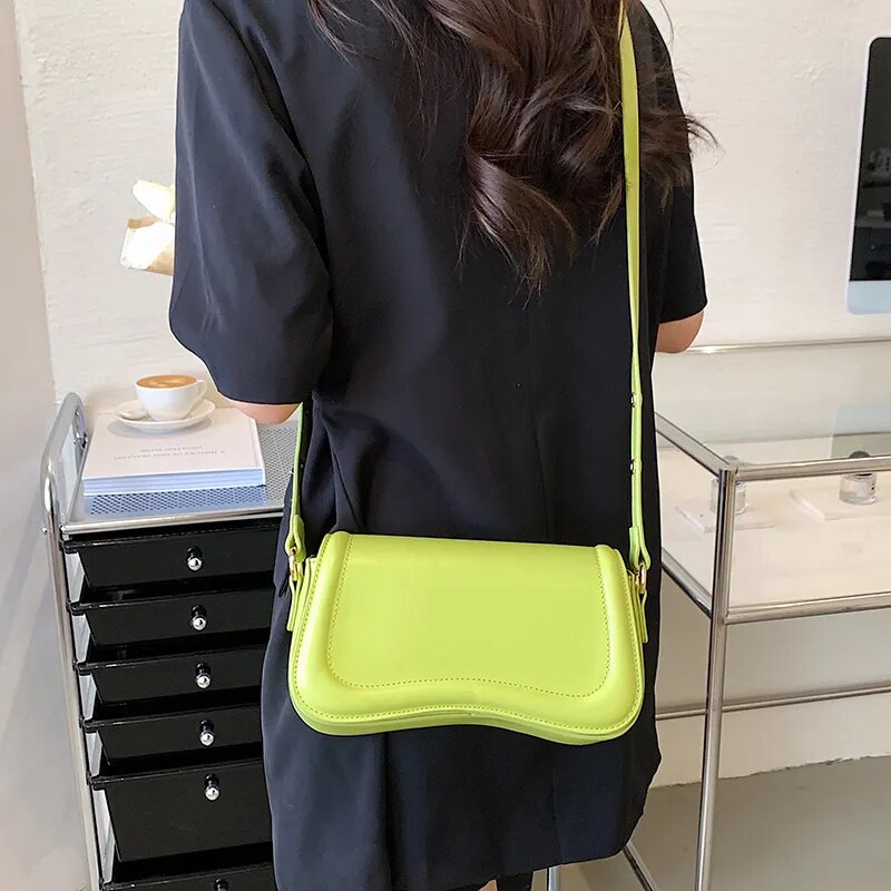 Shoulder Baguette Wavy Isadora Bag